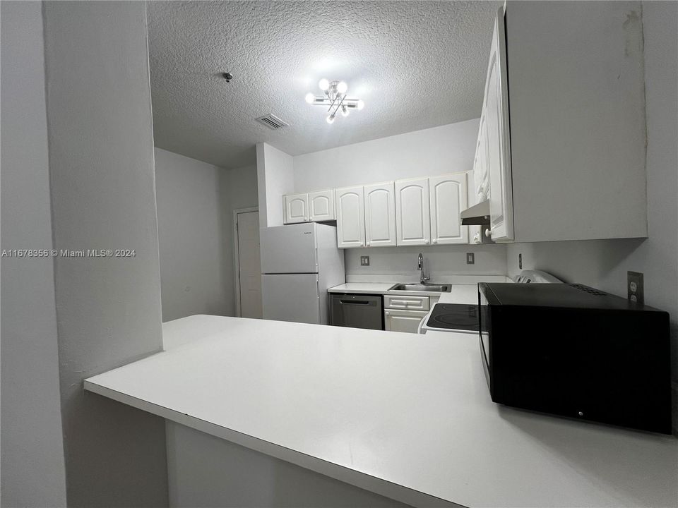 For Rent: $2,300 (1 beds, 1 baths, 627 Square Feet)