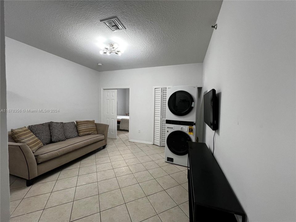 For Rent: $2,300 (1 beds, 1 baths, 627 Square Feet)