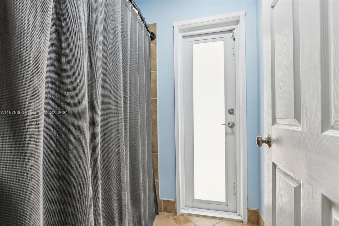 Tub/Shower combo in guest bathroom