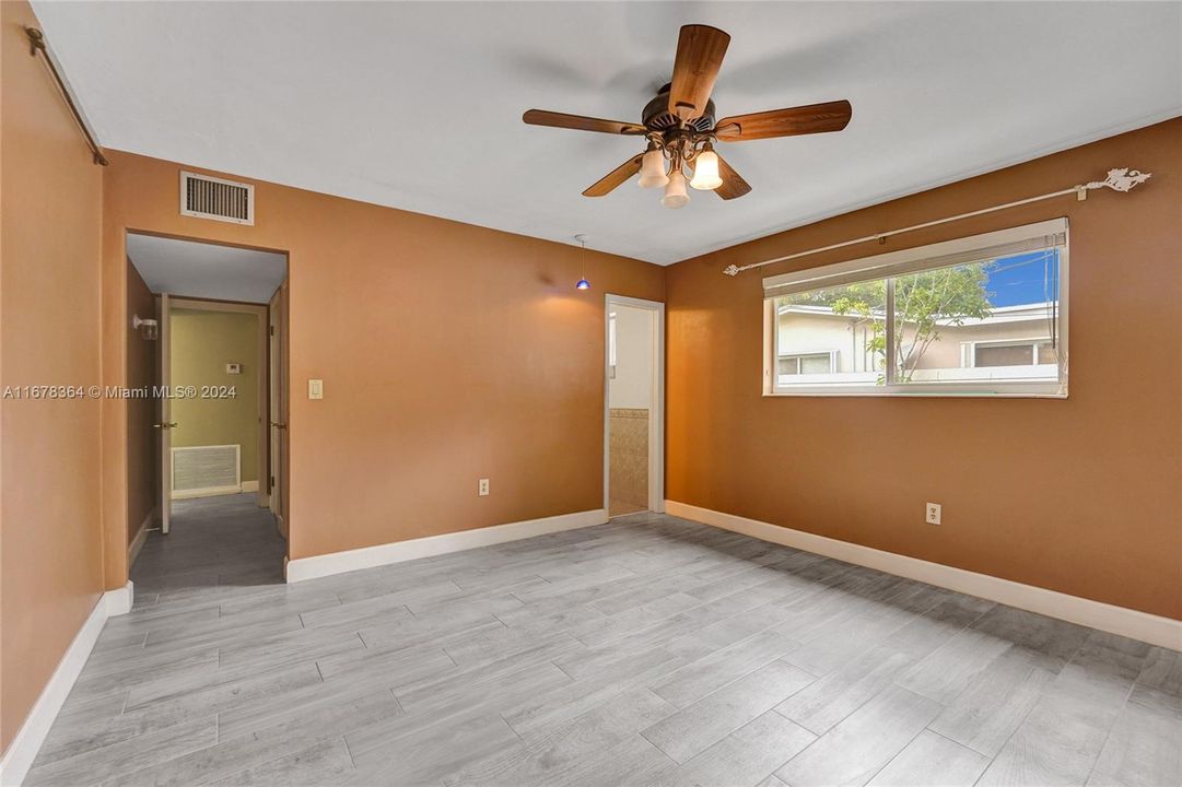 For Sale: $549,900 (3 beds, 2 baths, 1292 Square Feet)