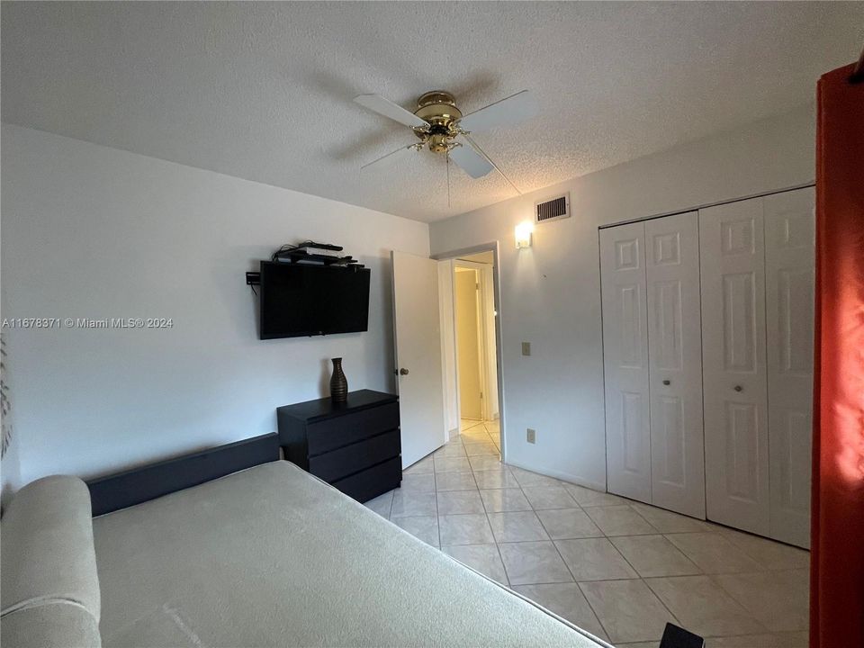 For Sale: $149,999 (2 beds, 2 baths, 860 Square Feet)