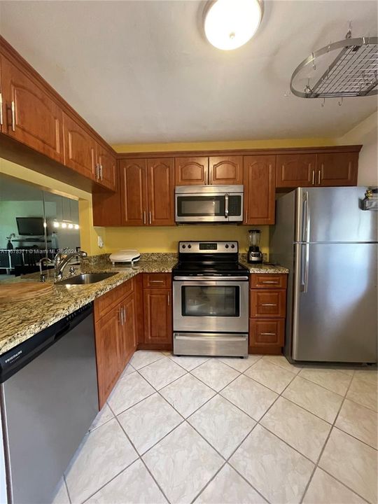 For Sale: $149,999 (2 beds, 2 baths, 860 Square Feet)