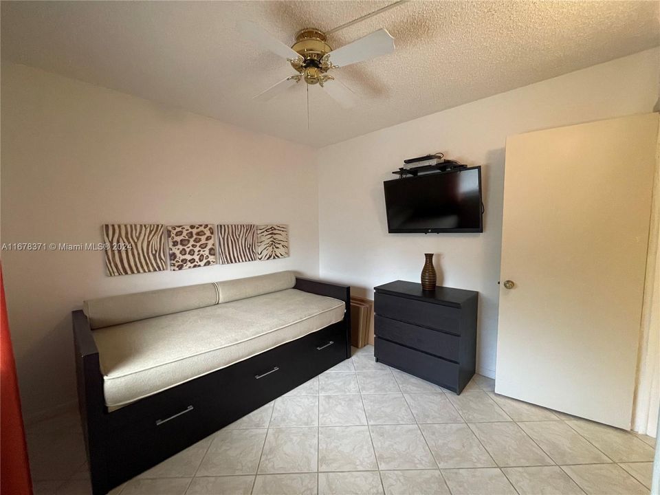 For Sale: $149,999 (2 beds, 2 baths, 860 Square Feet)