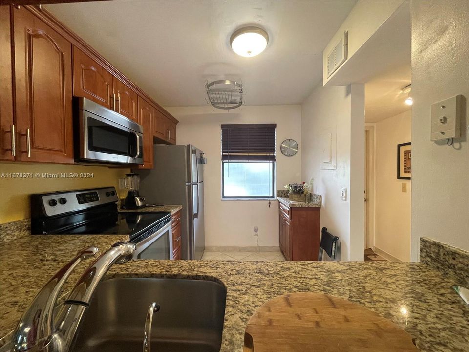 For Sale: $149,999 (2 beds, 2 baths, 860 Square Feet)