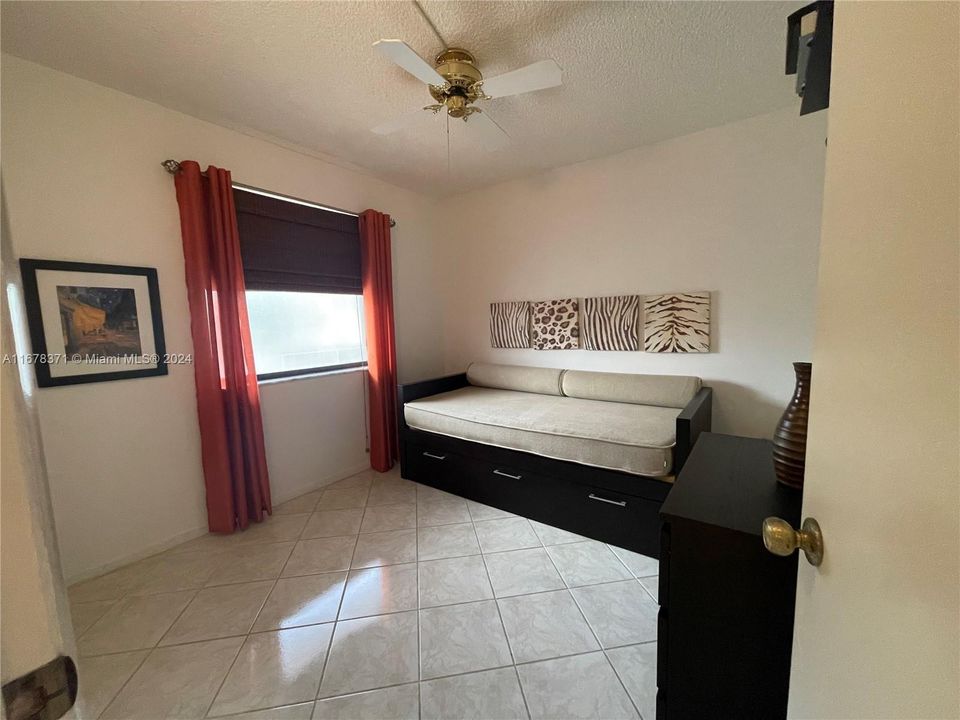 For Sale: $149,999 (2 beds, 2 baths, 860 Square Feet)