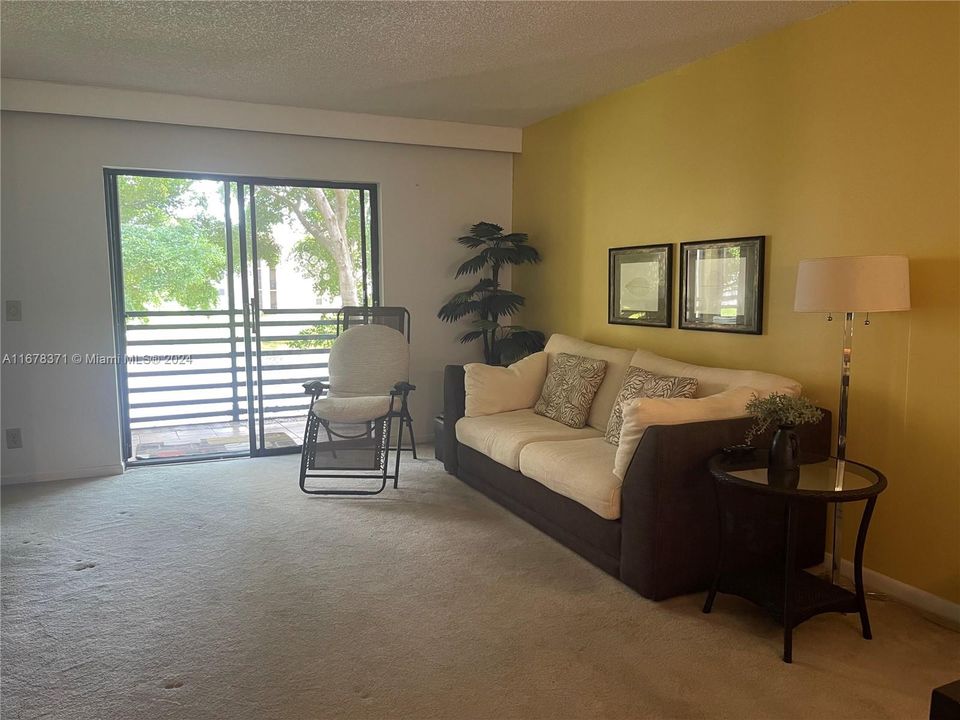 For Sale: $149,999 (2 beds, 2 baths, 860 Square Feet)