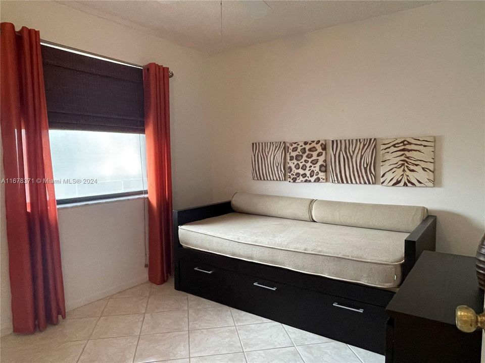 For Sale: $149,999 (2 beds, 2 baths, 860 Square Feet)