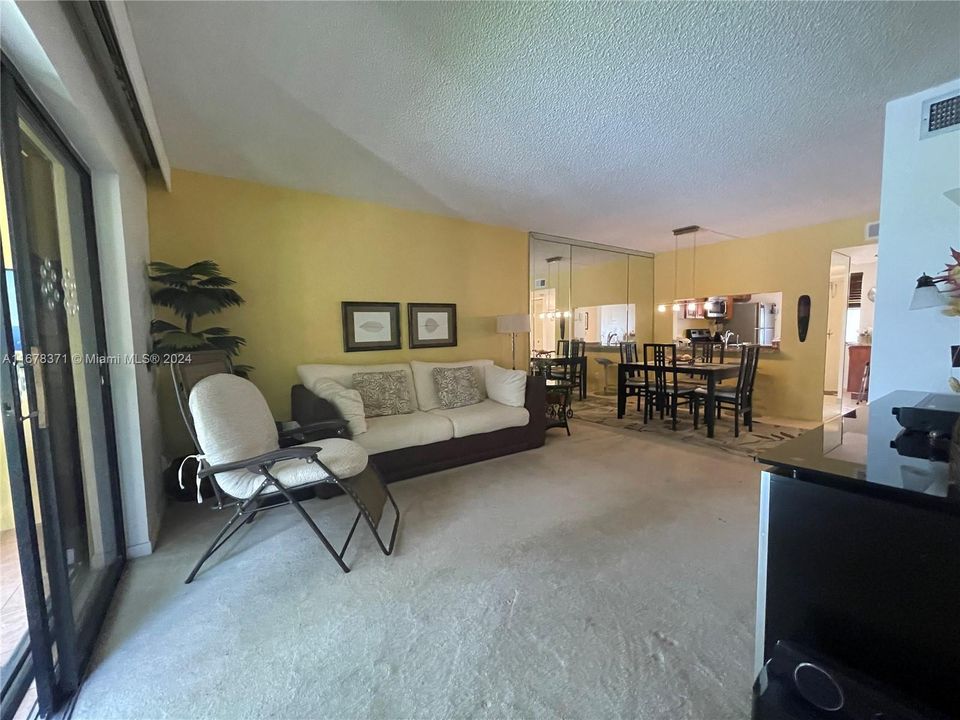 For Sale: $149,999 (2 beds, 2 baths, 860 Square Feet)