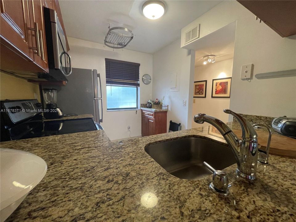 For Sale: $149,999 (2 beds, 2 baths, 860 Square Feet)