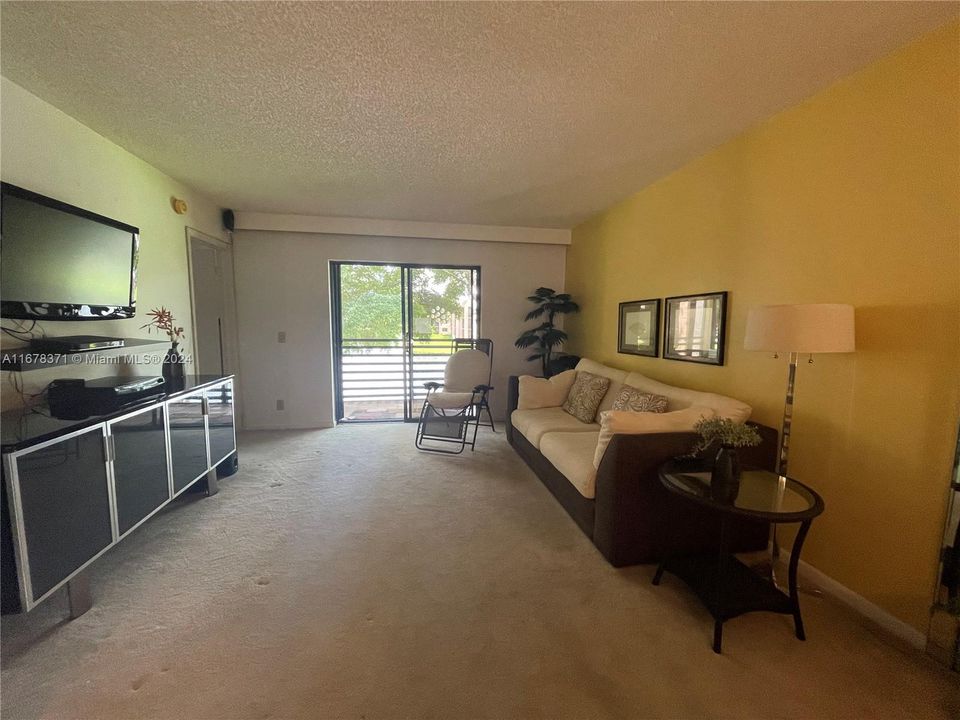 For Sale: $149,999 (2 beds, 2 baths, 860 Square Feet)