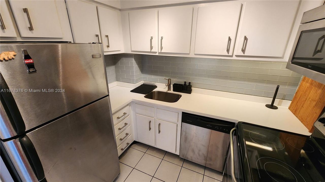 For Rent: $3,200 (2 beds, 2 baths, 1207 Square Feet)