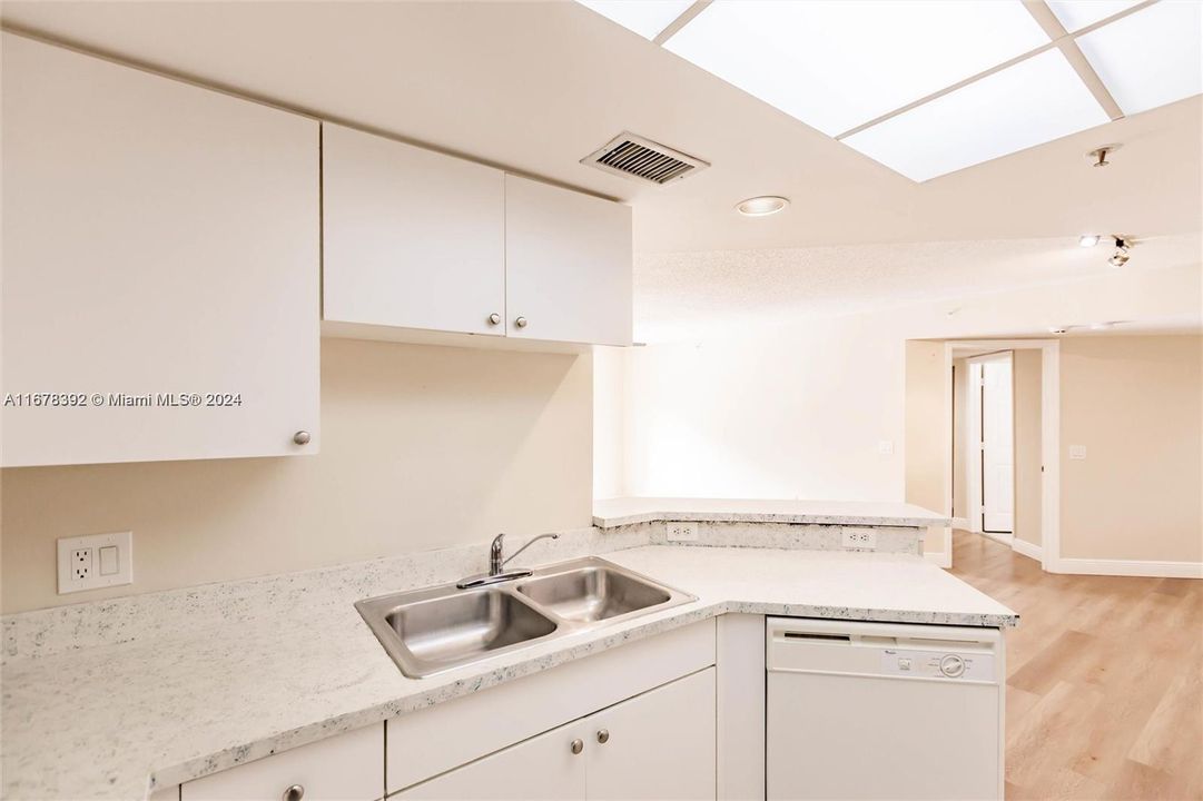 For Sale: $384,900 (2 beds, 2 baths, 1054 Square Feet)