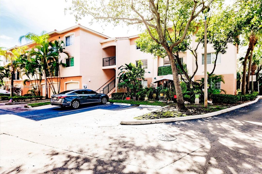 For Sale: $384,900 (2 beds, 2 baths, 1054 Square Feet)