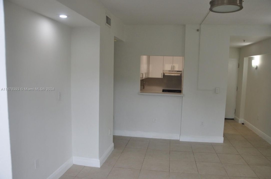 For Rent: $2,500 (2 beds, 1 baths, 700 Square Feet)