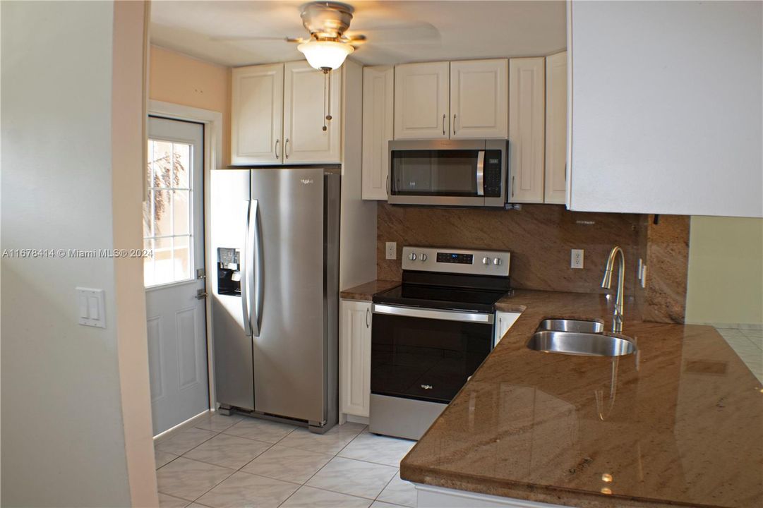 For Sale: $209,000 (1 beds, 1 baths, 847 Square Feet)