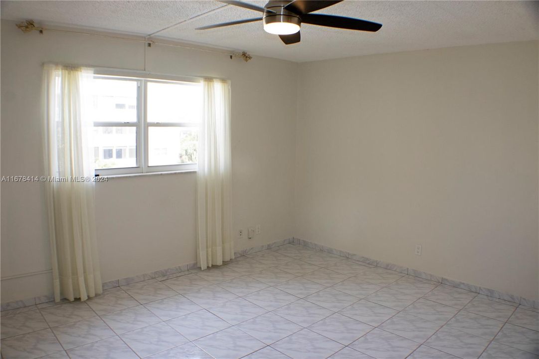 For Sale: $209,000 (1 beds, 1 baths, 847 Square Feet)