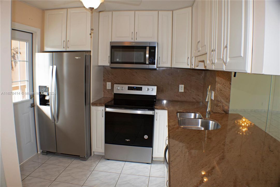 For Sale: $209,000 (1 beds, 1 baths, 847 Square Feet)