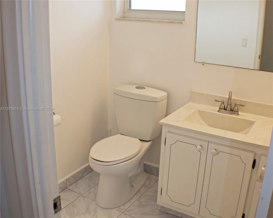 For Sale: $209,000 (1 beds, 1 baths, 847 Square Feet)