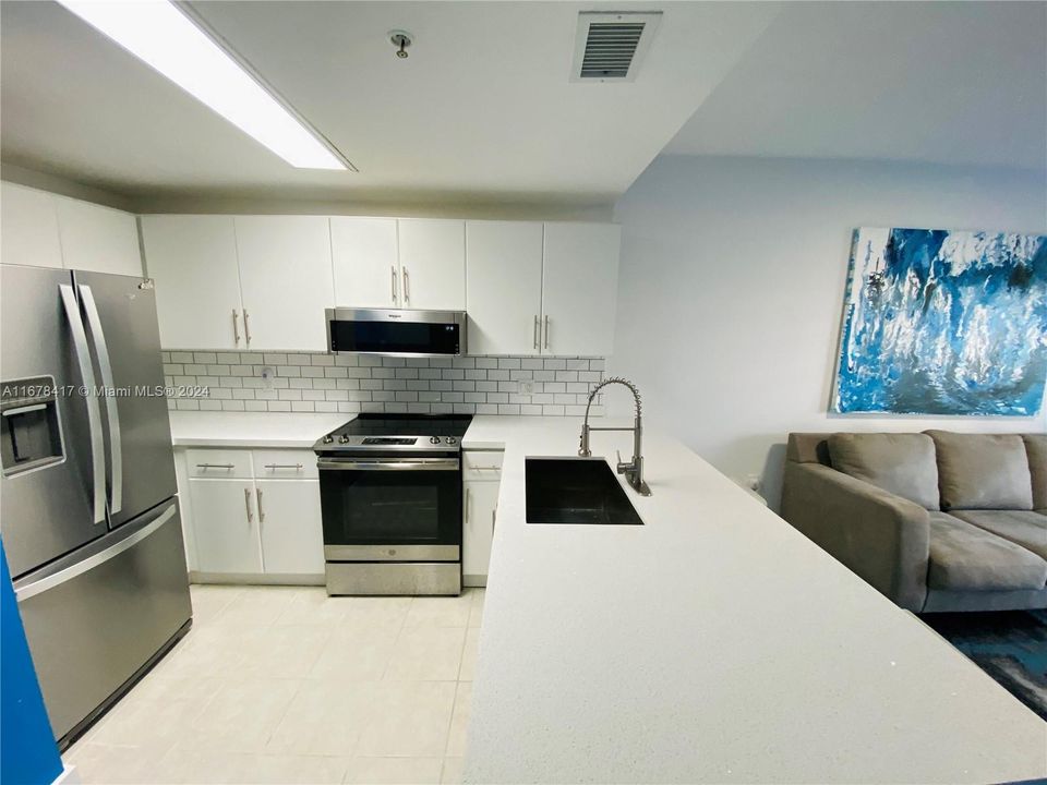 For Sale: $329,000 (1 beds, 1 baths, 530 Square Feet)