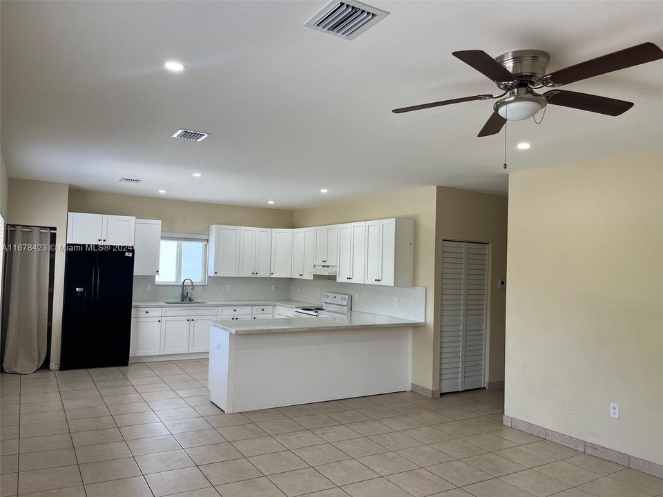 For Rent: $3,400 (5 beds, 2 baths, 3840 Square Feet)