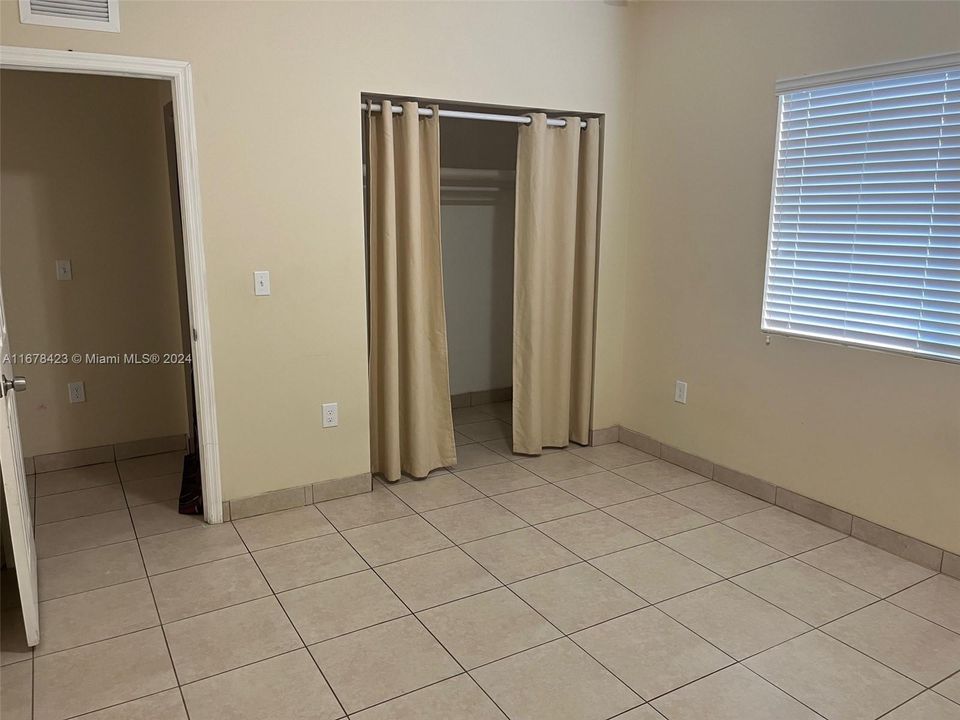 For Rent: $3,400 (5 beds, 2 baths, 3840 Square Feet)