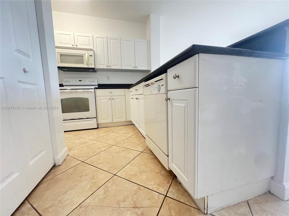 For Rent: $2,200 (2 beds, 2 baths, 1290 Square Feet)