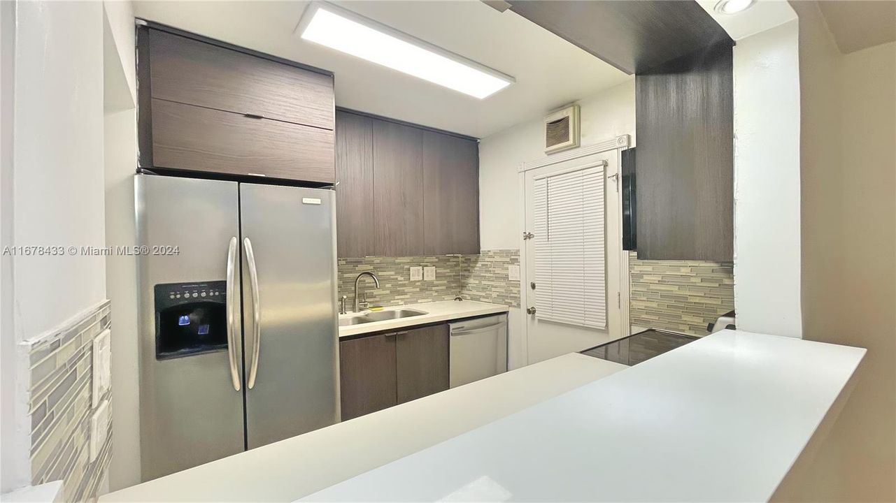 For Rent: $1,900 (1 beds, 1 baths, 725 Square Feet)