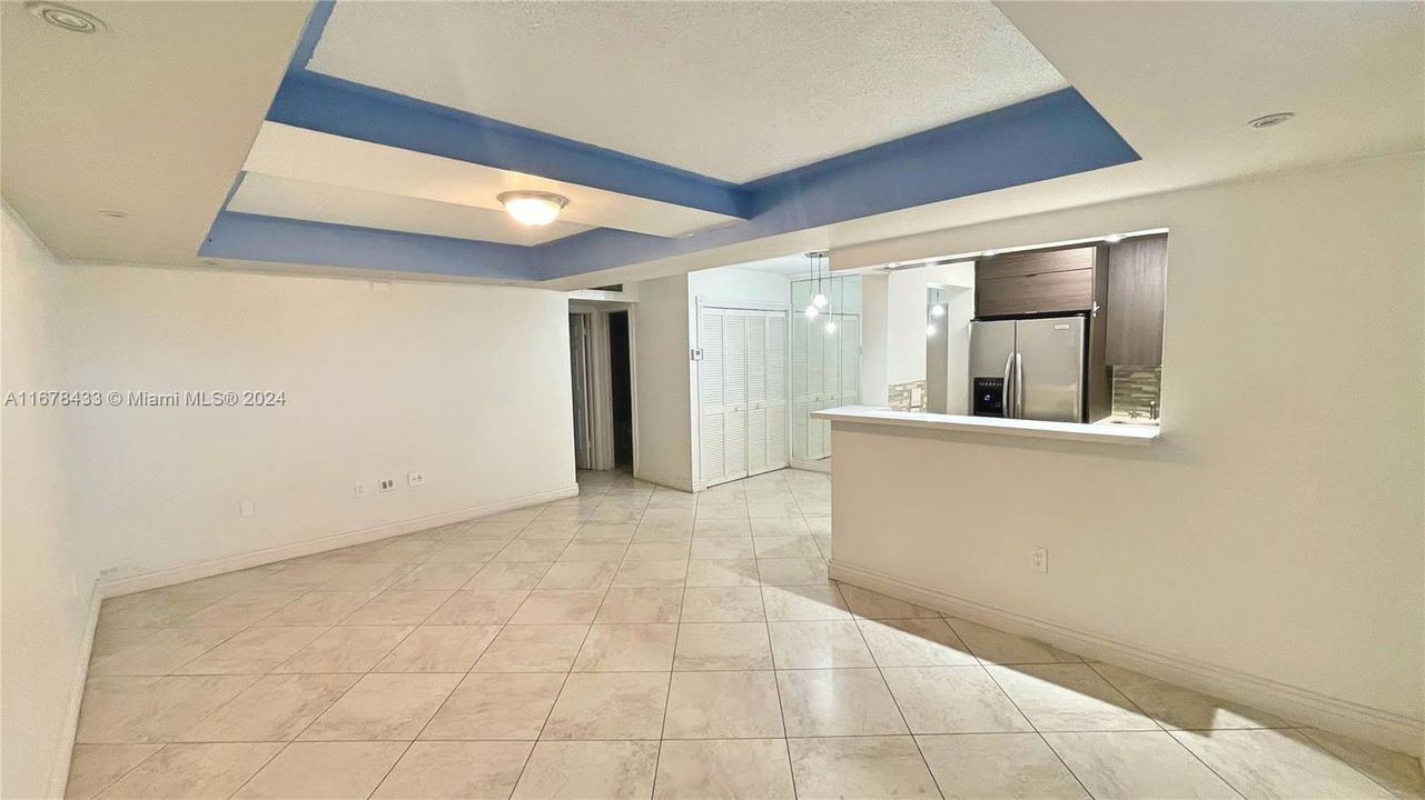 For Rent: $1,900 (1 beds, 1 baths, 725 Square Feet)