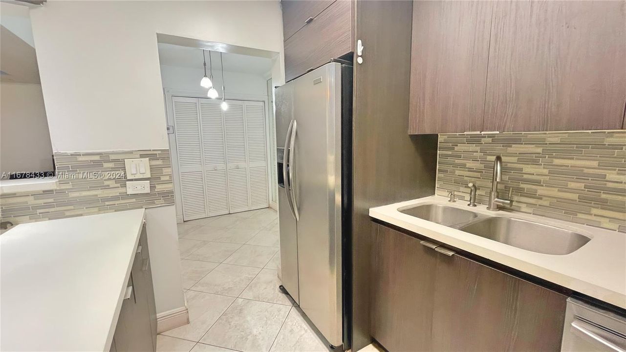 For Rent: $1,900 (1 beds, 1 baths, 725 Square Feet)