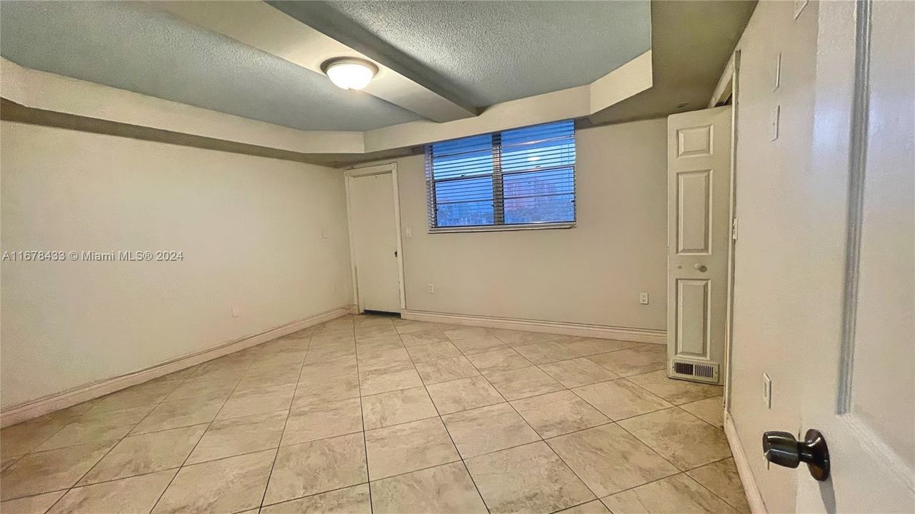 For Rent: $1,900 (1 beds, 1 baths, 725 Square Feet)