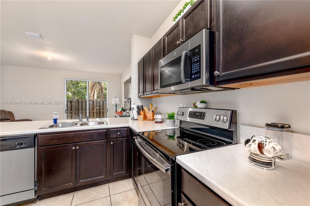 For Sale: $335,000 (3 beds, 2 baths, 1325 Square Feet)