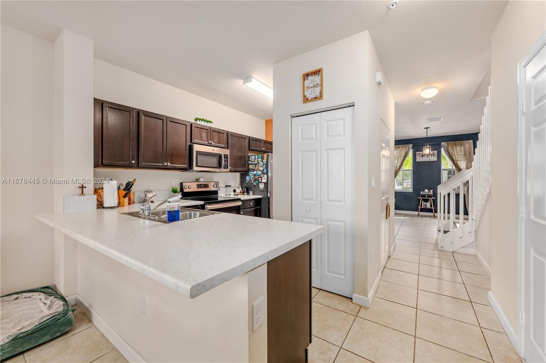 For Sale: $335,000 (3 beds, 2 baths, 1325 Square Feet)