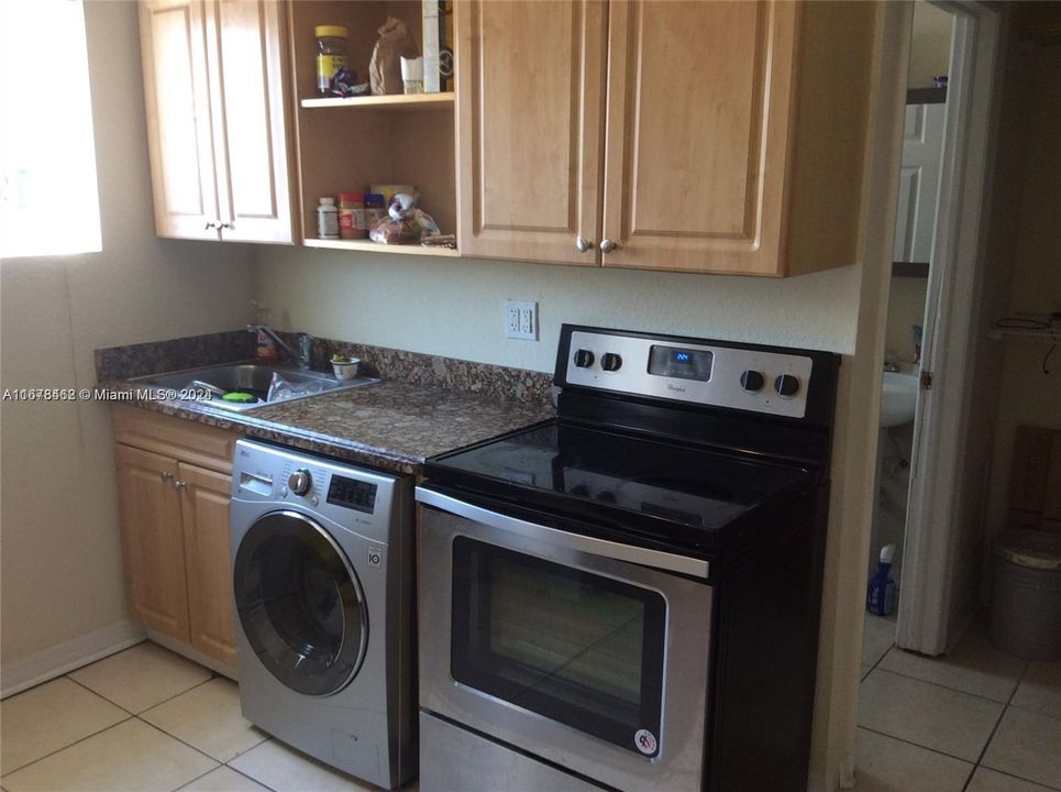 For Sale: $135,000 (1 beds, 1 baths, 465 Square Feet)