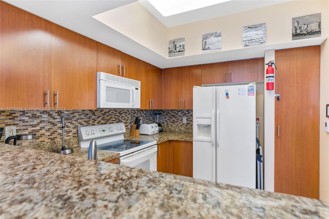 For Sale: $800,000 (2 beds, 2 baths, 1330 Square Feet)