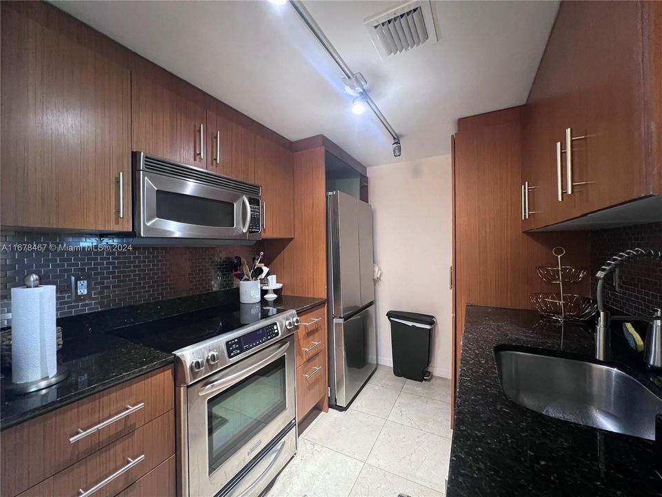 For Rent: $6,500 (2 beds, 2 baths, 1056 Square Feet)