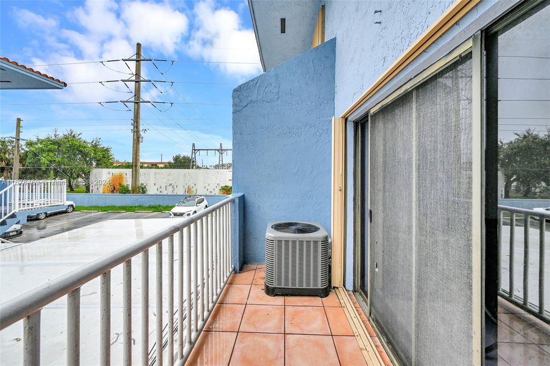 For Sale: $285,000 (2 beds, 1 baths, 1010 Square Feet)