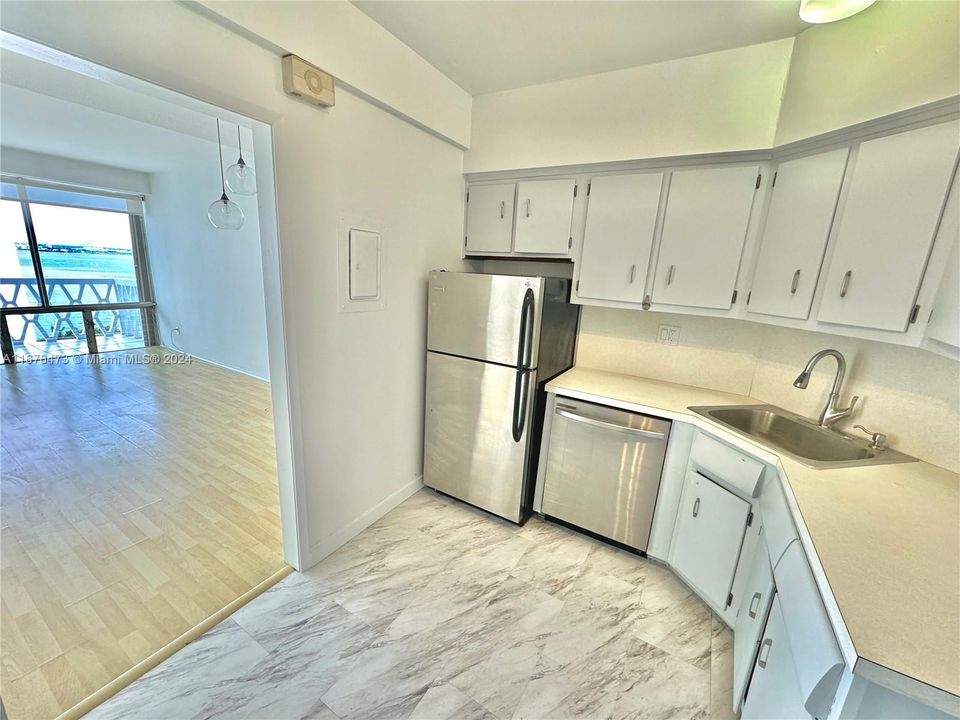 For Rent: $2,600 (1 beds, 1 baths, 750 Square Feet)