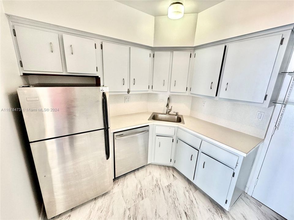 For Rent: $2,600 (1 beds, 1 baths, 750 Square Feet)