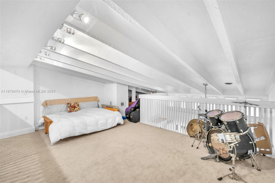 Loft or convert to a 6th bedroom