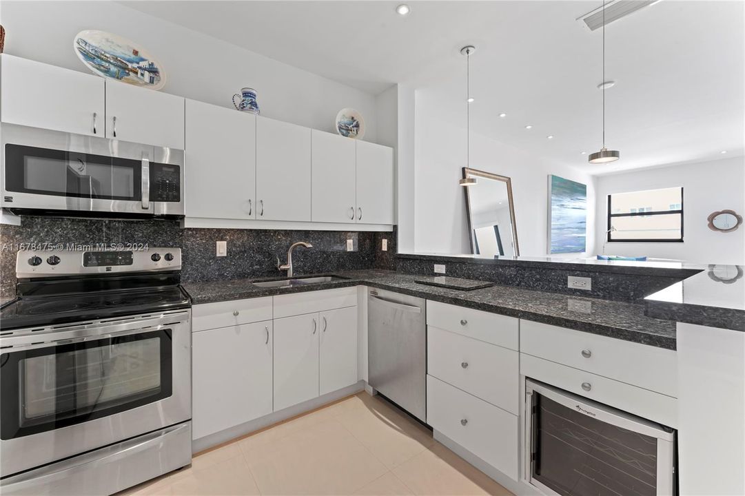 For Sale: $710,000 (1 beds, 1 baths, 972 Square Feet)