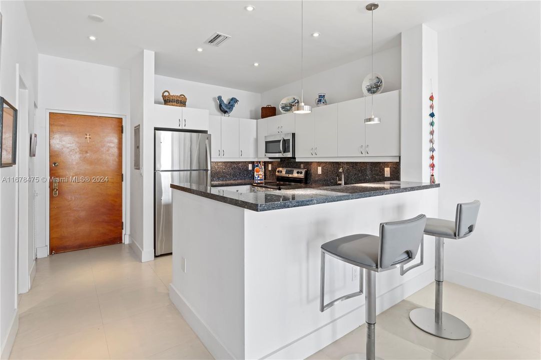 For Sale: $710,000 (1 beds, 1 baths, 972 Square Feet)