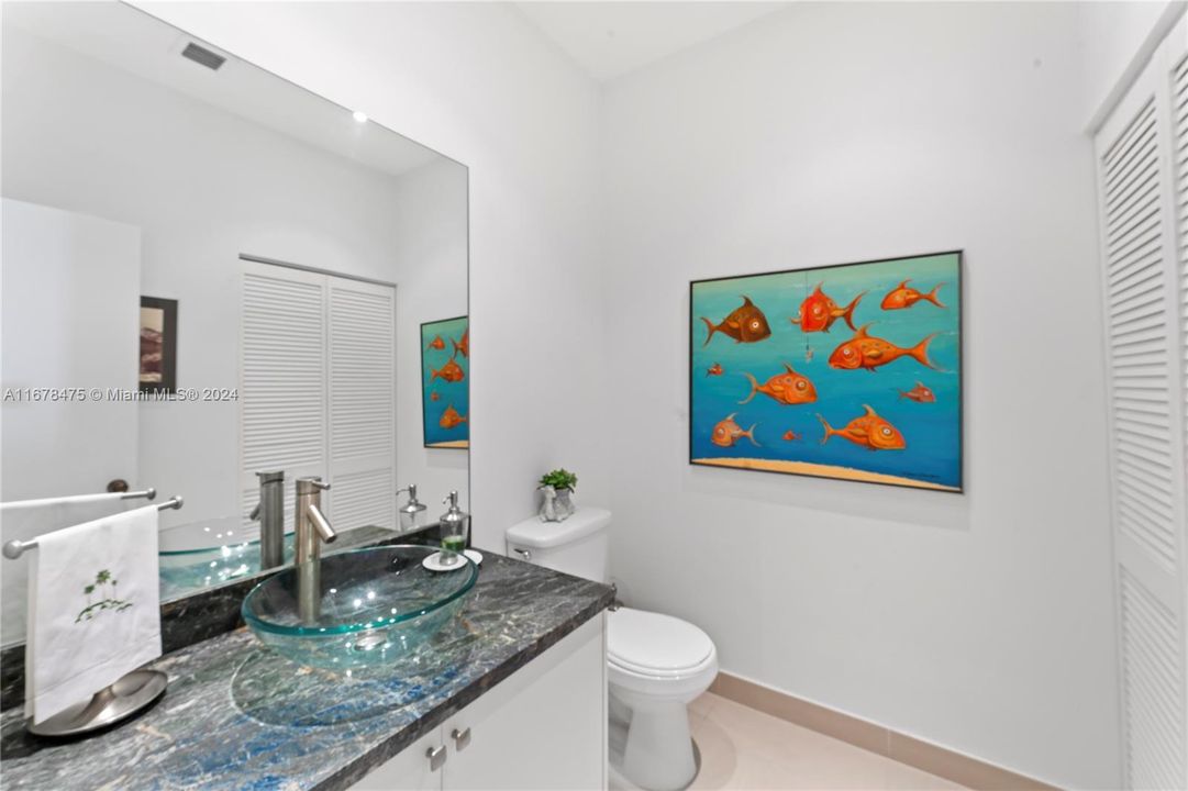 For Sale: $710,000 (1 beds, 1 baths, 972 Square Feet)