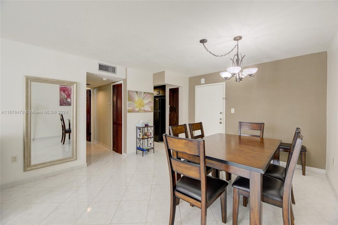 For Sale: $450,000 (1 beds, 1 baths, 806 Square Feet)