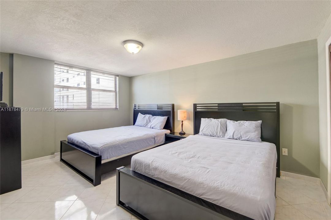 For Sale: $450,000 (1 beds, 1 baths, 806 Square Feet)