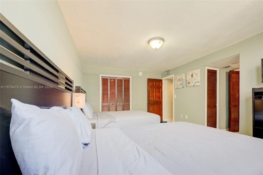 For Sale: $450,000 (1 beds, 1 baths, 806 Square Feet)