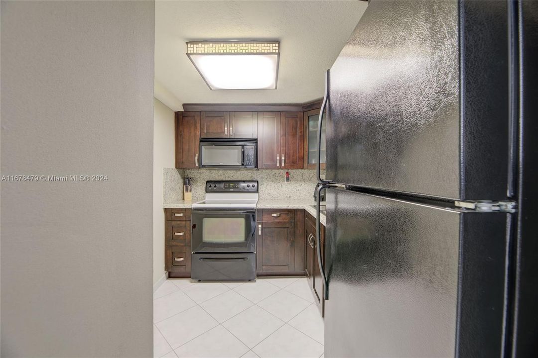 For Sale: $450,000 (1 beds, 1 baths, 806 Square Feet)