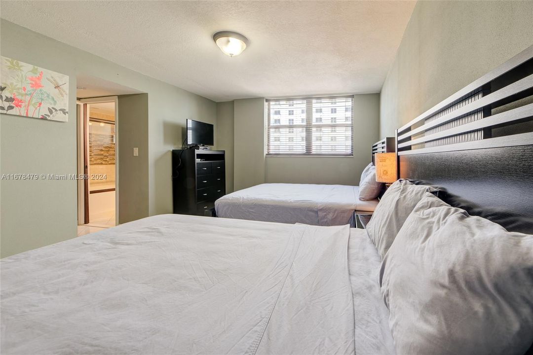 For Sale: $450,000 (1 beds, 1 baths, 806 Square Feet)