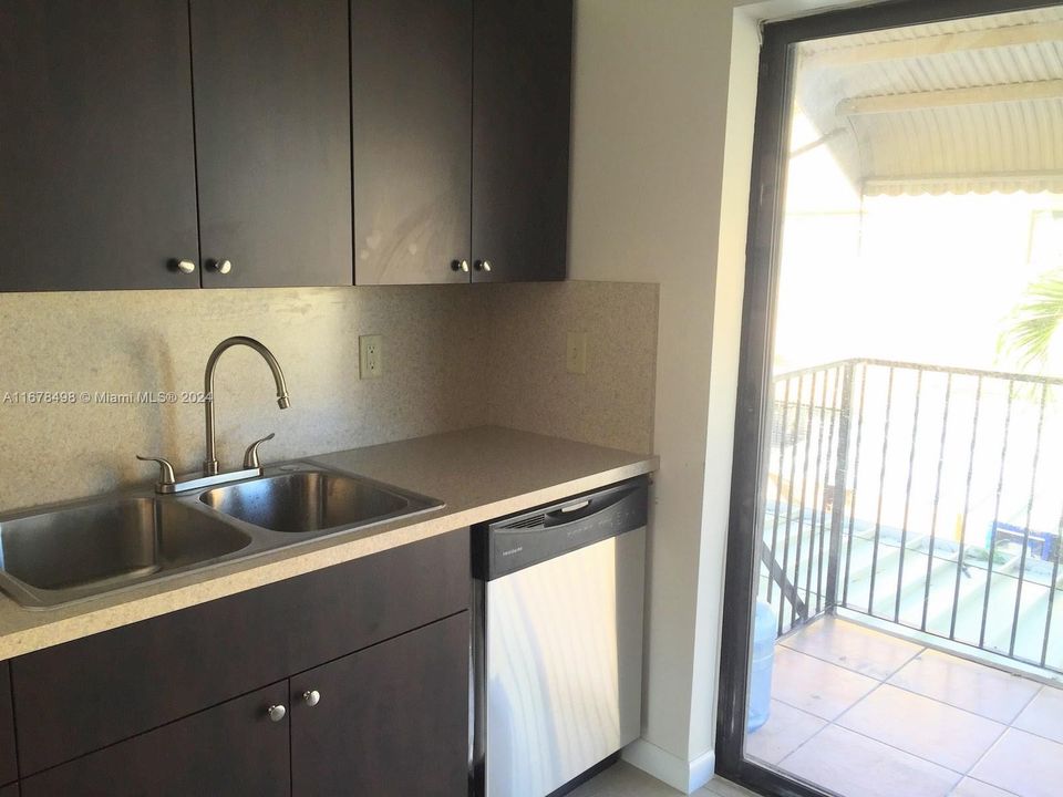 For Rent: $2,100 (2 beds, 2 baths, 925 Square Feet)