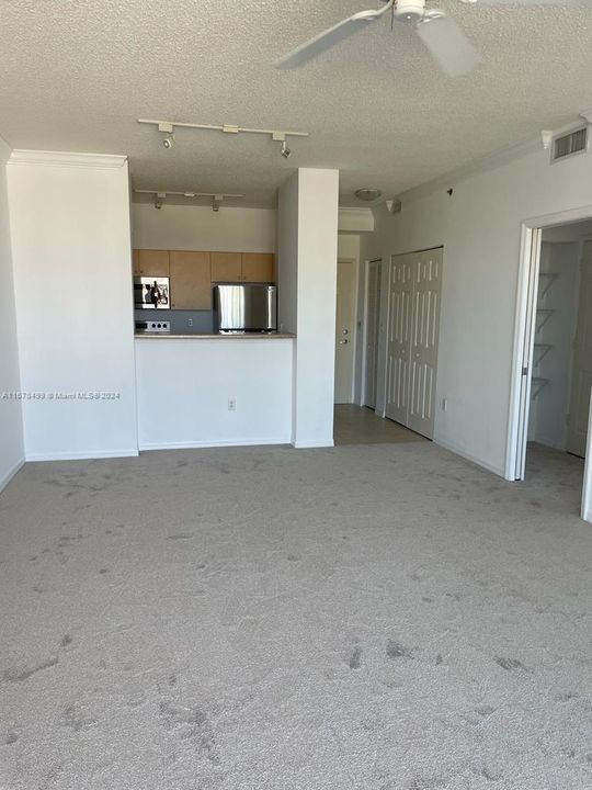 For Rent: $2,000 (1 beds, 1 baths, 696 Square Feet)