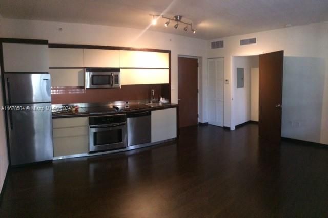 For Sale: $334,800 (1 beds, 1 baths, 590 Square Feet)